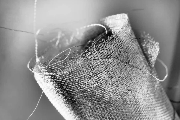 金属网在灰色的滚动网格 钢制或铝网 边缘粗糙 — 图库照片