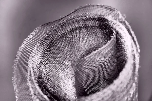 金属网在灰色的滚动网格 钢制或铝网 边缘粗糙 — 图库照片