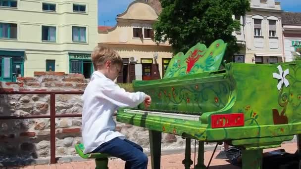 Sremska Mitrovica Sérvia Junho 2021 Rapaz Camisa Branca Toca Piano — Vídeo de Stock