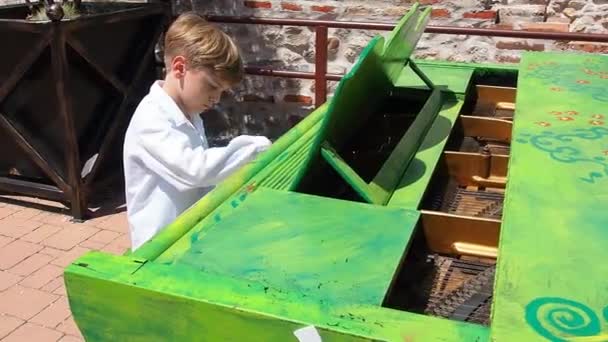 Een Jongen Een Wit Shirt Speelt Piano Straat Kind Van — Stockvideo