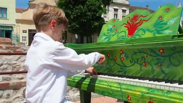 Beyaz Gömlekli Bir Çocuk Sokakta Piyano Çalar Yaşında Beyaz Sarı — Stok video