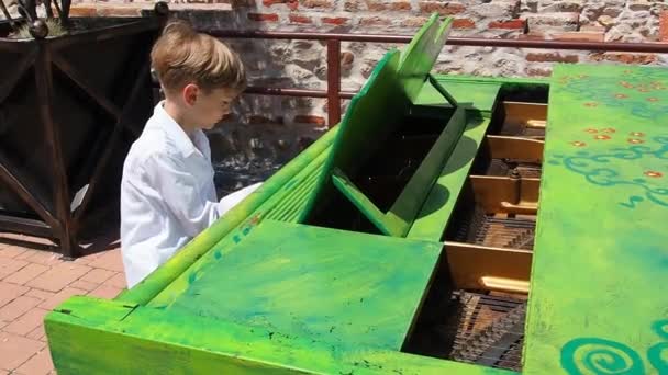 Ένα Αγόρι Λευκό Πουκάμισο Παίζει Πιάνο Στο Δρόμο Παιδί Χρονών — Αρχείο Βίντεο