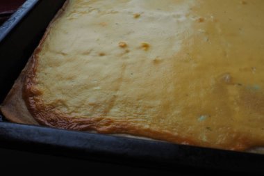 Razlevusha veya razlevak, lezzetli Balkan pastası veya fırında pişirilmiş yumurta, un, peynir, ekşi krema veya yoğurt. Boşnakça - Herceg - Sırpça - Makedonca - Hırvatça tarif