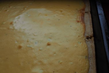 Razlevusha veya razlevak, lezzetli Balkan pastası veya fırında pişirilmiş yumurta, un, peynir, ekşi krema veya yoğurt. Boşnakça - Herceg - Sırpça - Makedonca - Hırvatça tarif