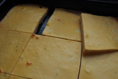 Razlevusha veya razlevak, lezzetli Balkan pastası veya fırında pişirilmiş yumurta, un, peynir, ekşi krema veya yoğurt. Boşnakça - Herceg - Sırpça - Makedonca - Hırvatça tarif