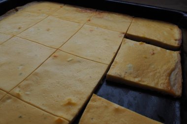 Razlevusha veya razlevak, lezzetli Balkan pastası veya fırında pişirilmiş yumurta, un, peynir, ekşi krema veya yoğurt. Boşnakça - Herceg - Sırpça - Makedonca - Hırvatça tarif