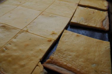 Razlevusha veya razlevak, lezzetli Balkan pastası veya fırında pişirilmiş yumurta, un, peynir, ekşi krema veya yoğurt. Boşnakça - Herceg - Sırpça - Makedonca - Hırvatça tarif