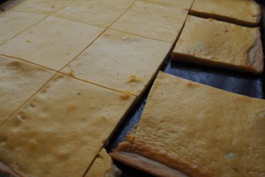 Razlevusha veya razlevak, lezzetli Balkan pastası veya fırında pişirilmiş yumurta, un, peynir, ekşi krema veya yoğurt. Boşnakça - Herceg - Sırpça - Makedonca - Hırvatça tarif