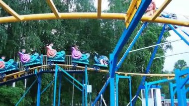 Petrozavodsk, Rusya. 26 Haziran 2021. Çocuklar ve yetişkinler lunaparkta ve eğlence alanında hız trenine binerler. Antrenman zekası..