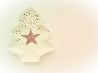 Altın madalyalı bir Noel ağacı ve ortasında da bir yıldız. Beyaz arka plan. Yeni yıl ya da Noel kartı. Bulanık arkaplan kopyalama alanı. Beyaz sisli ağlar