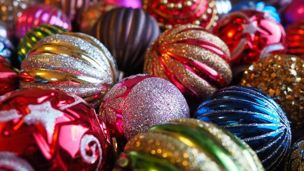 クリスマスの飾り キラキラとストライプの美しい赤 黄色のボール 新年とクリスマスの休暇の準備 美しい装飾だ フラットレイアウトと静物画 近代的なスタイル — ストック写真