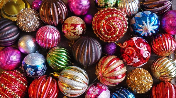 Decorações Natal Bonitas Bolas Vermelhas Douradas Amarelas Com Brilhos Listras — Fotografia de Stock