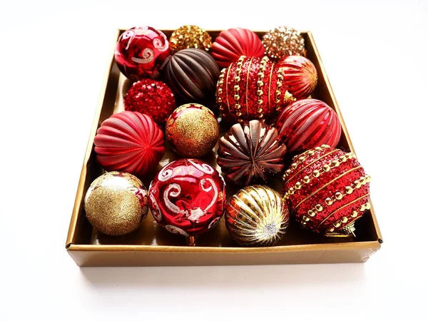 Decorações Natal Uma Caixa Fundo Branco Belas Bolas Vermelhas Douradas — Fotografia de Stock