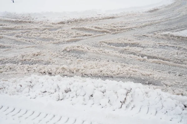 叉子从回旋处伸出的叉子或侧边路边的雪地在飘扬 恶劣的天气和交通 柏油路上的雪困难的驾驶条件 车路上的冬季雨雪 — 图库照片