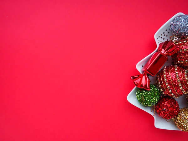 Sokszínű Karácsonyi Labdák Cukorkák Fehér Tányéron Karácsonyfa Alakban Fele Jobbra — Stock Fotó