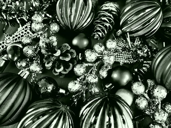 クリスマスの装飾 休日のボール モミのコーン クリスマスティンセルとクリスマスの背景 お正月とメリークリスマス 緑フィルター付き黒と白のモノクロ写真 — ストック写真