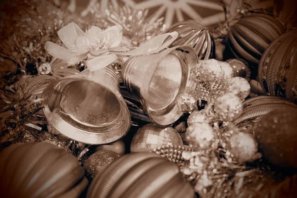 Kerst Achtergrond Met Kerstversiering Feestballen Klokken Bogen Sparren Kegel Kerstmis — Stockfoto