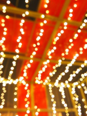 Noel gecesi Bokeh. Güzel yuvarlak bokeh röfleleri. Kırmızı, sarı, altın, karanlıkta beyaz renkler. Yeni yıl için şenlikli bir geçmiş. Mutlu Noeller. Bulanık defocus. Şehir sokaklarının dekorasyonu