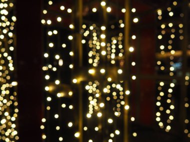 Noel gecesi Bokeh. Güzel yuvarlak bokeh röfleleri. Kırmızı, sarı, altın, karanlıkta beyaz renkler. Yeni yıl için şenlikli bir geçmiş. Mutlu Noeller. Bulanık defocus. Şehir sokaklarının dekorasyonu