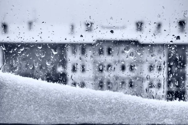 Vista Janela Para Degelo Inverno Derretendo Snowdrift Gotas Vidro Edifício — Fotografia de Stock