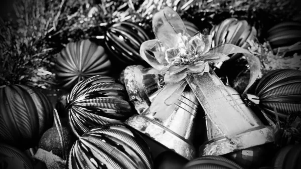 Kerst Achtergrond Met Kerstversiering Feestballen Klokken Bogen Kerstboom Regen Zwart — Stockfoto