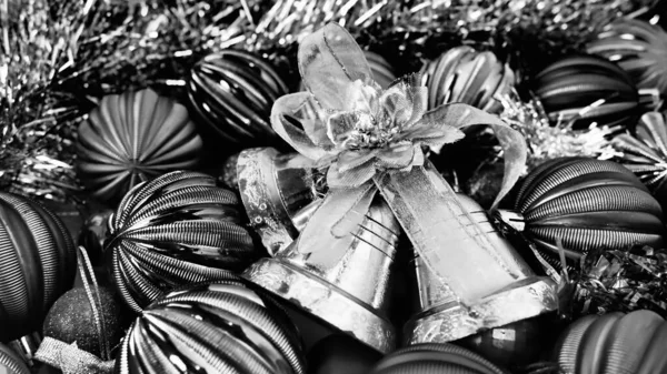 Noel Süslemeleri Tatil Baloları Çanlar Yaylar Noel Ağacı Yağmuru Siyah — Stok fotoğraf