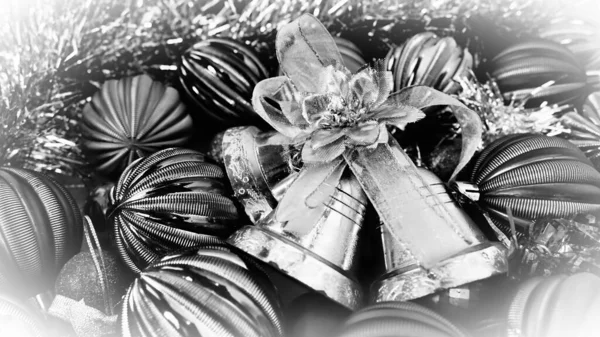 Kerst Achtergrond Met Kerstversiering Feestballen Klokken Bogen Kerstboom Regen Zwart — Stockfoto