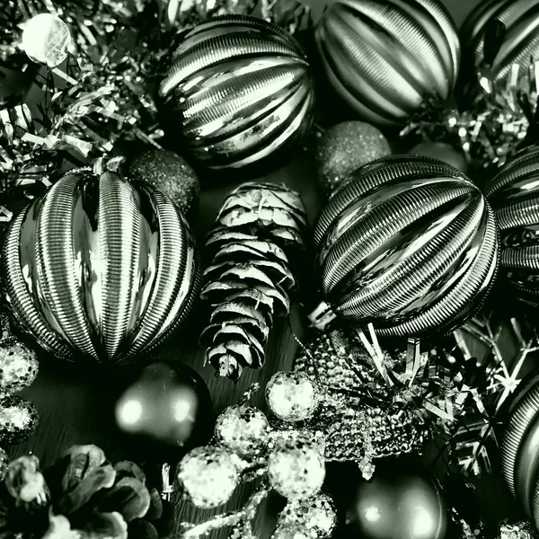 Kerst Achtergrond Met Kerstversiering Feestballen Klokken Bogen Sparren Kegel Kerstmis — Stockfoto