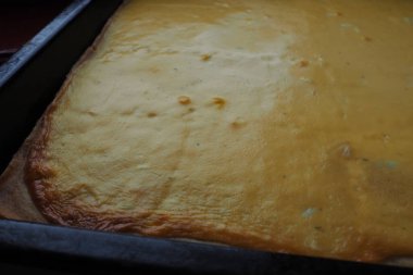 Razlevusha veya razlevak, lezzetli Balkan pastası veya fırında pişirilmiş yumurta, un, peynir, ekşi krema veya yoğurt. Boşnakça - Herceg - Sırpça - Makedonca - Hırvatça tarif