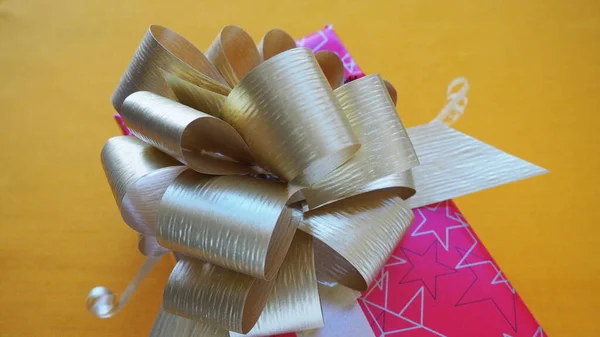 Red Pink Gift Box Large Golden Bow Yellow Ocher Color — Stockfoto