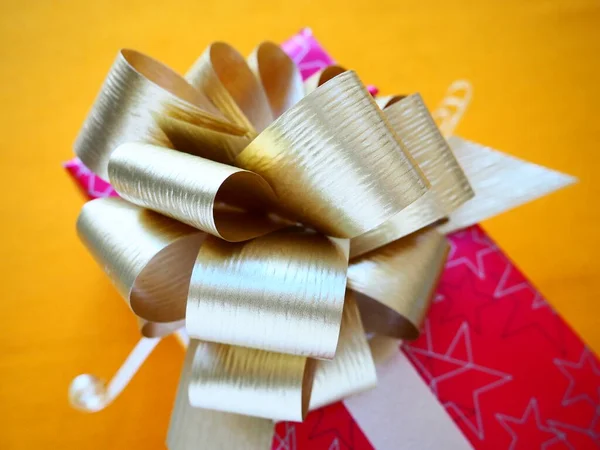 Red Pink Gift Box Large Golden Bow Yellow Ocher Color — Stockfoto