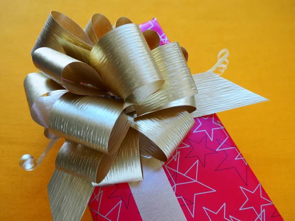 Red Pink Gift Box Large Golden Bow Yellow Ocher Color — 图库照片