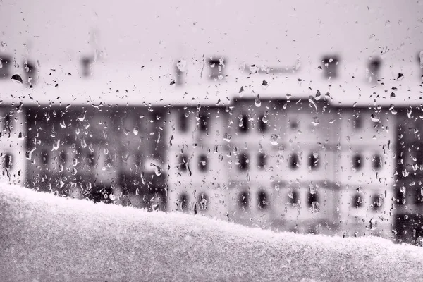 Vista Janela Para Degelo Inverno Derretendo Snowdrift Gotas Vidro Edifício — Fotografia de Stock