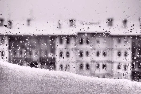 Vista Dalla Finestra Fino Disgelo Invernale Scioglimento Cumulo Neve Gocce — Foto Stock