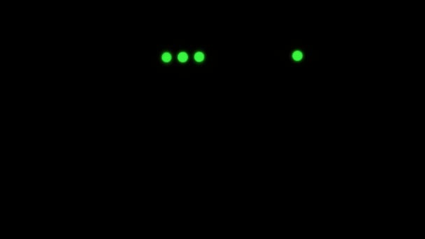 Fiルーターまたはモデムライトが点滅します ワイヤレスインターネット接続 暗闇の中で緑の警告灯が点滅する 現代的なコミュニケーション手段を通じて情報を転送するプロセス — ストック動画