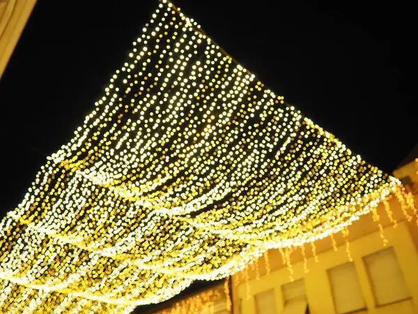 Ghirlande Appese Sullo Sfondo Del Cielo Notturno Decorazione Festiva Strade — Foto Stock