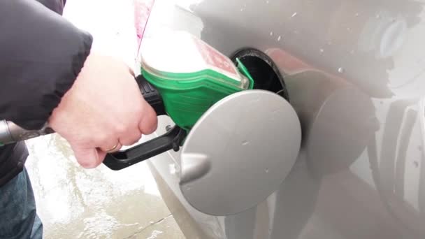 Enchendo Tanque Combustível Veículo Com Gasolina Mão Homem Segura Uma — Vídeo de Stock