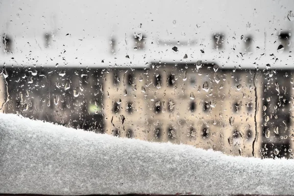Widok Okna Zimowej Odwilży Rozpływa Się Śnieg Spada Szybę Wielopiętrowy — Zdjęcie stockowe