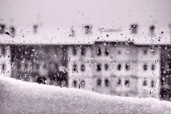Вид Окна Зимнюю Оттепель Таяние Снега Капли Стекло Многоэтажное Здание — стоковое фото
