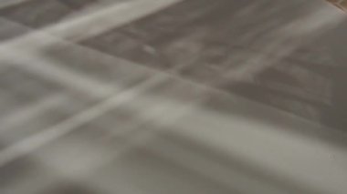 Gri yüzeyde aydınlatma ışınları. Gri bir arkaplanda soyut ışık ve mercek ışınları parlar. Işık çizgileri. ilahi aydınlık