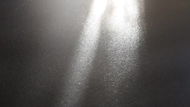 灰面上的光照 在灰色背景上的光线和镜头闪焰的抽象射线 水平和对角线光条纹 神圣的光芒 — 图库视频影像