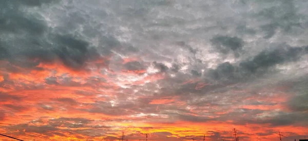 Dramatic Beautiful Clouds Sunset Cumulus Clouds Illuminated Orange Pink Dark — Stock Photo, Image