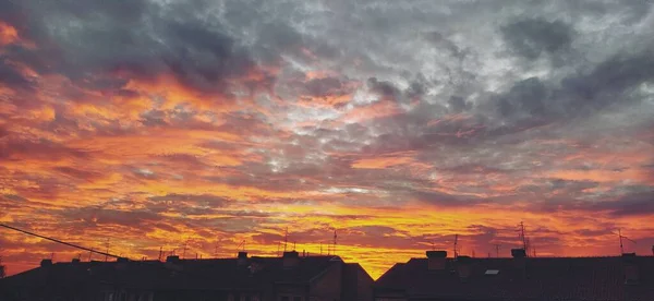 Dramatic Beautiful Clouds Sunset Cumulus Clouds Illuminated Orange Pink Dark — Stock Photo, Image