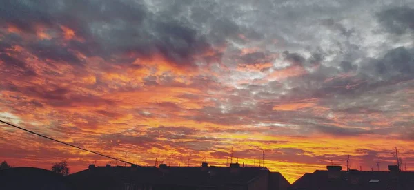 Dramatyczne Piękne Chmury Podczas Zachodu Słońca Cumulus Chmury Oświetlone Kolorze — Zdjęcie stockowe