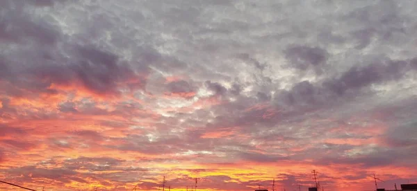 Dramatisch Schöne Wolken Während Des Sonnenuntergangs Cumuluswolken Orange Und Rosa — Stockfoto