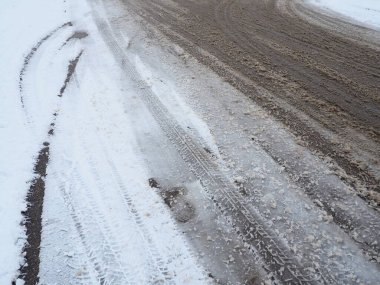 Bir çatal ya da kavşağın yan tarafı. Yolun kenarında kar yağışı var. Kötü hava ve trafik. Asfaltta kar. Zorlu sürüş koşulları. Yoldaki kış yağmuru. Bir arabanın frenleme mesafesi.