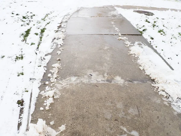 Våt Hal Trottoar Med Fotspår Farlig Lerigt Väder Vintern Bildäcksspår — Stockfoto