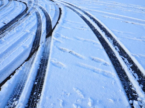 Deriva Nieve Lado Carretera Mal Tiempo Tráfico Nieve Sobre Asfalto — Foto de Stock
