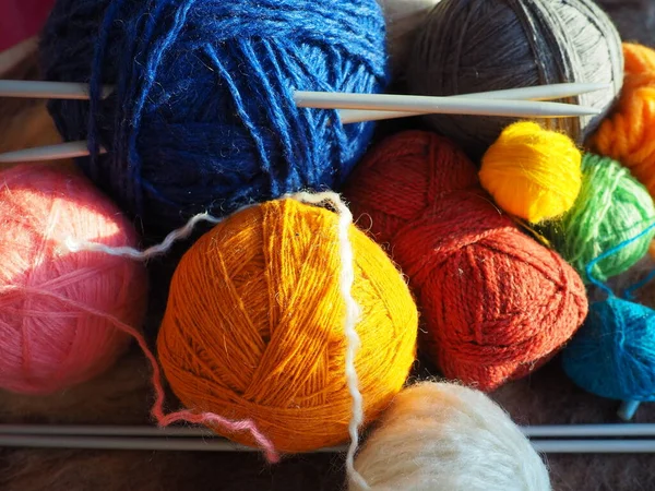 Een Sjaal Trui Breien Van Grijze Blauwe Witte Oranje Garens — Stockfoto