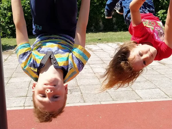 Sremska Mitrovica 塞尔维亚 2020年6月6日 翻筋斗 举重和举重 力量训练 两个孩子在模拟器上参加体育运动 两个孩子在运动场上 — 图库照片